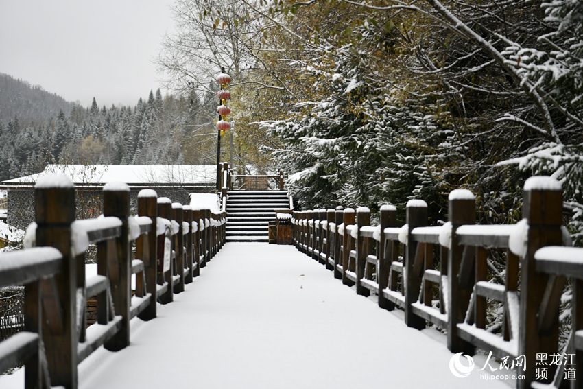 “中國雪鄉”景區迎來深秋第一場雪