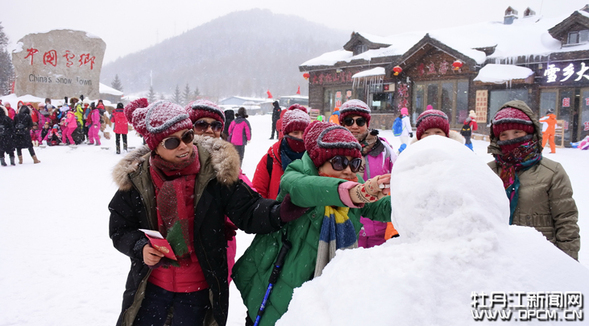 濃墨重彩 擎畫雪城斑斕壯美新圖景