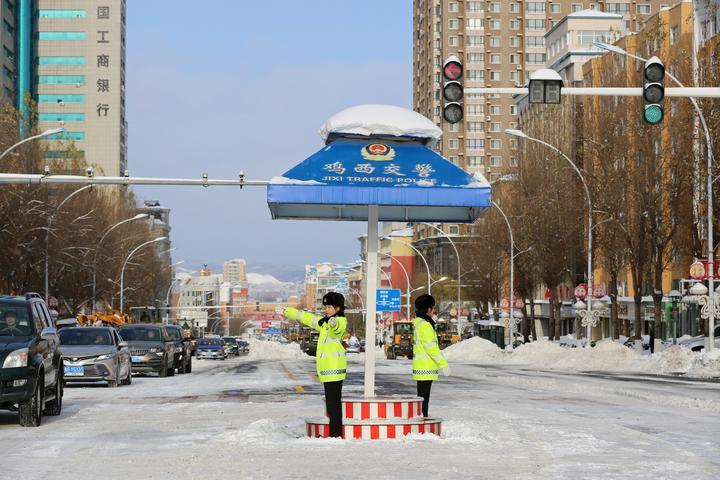 雞西市：頂風冒雪保暢通 全力以赴戰暴雪