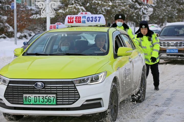 雞西市：頂風冒雪保暢通 全力以赴戰暴雪