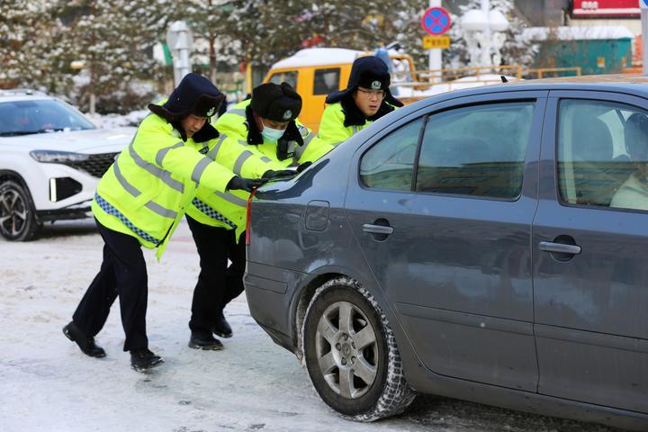 雞西市：頂風冒雪保暢通 全力以赴戰暴雪