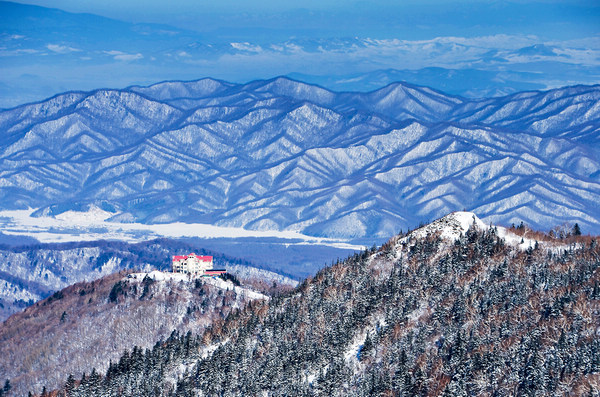 黑龍江各大滑雪場“開板”迎客 亞布力滑雪場已接待遊客6.3萬人次