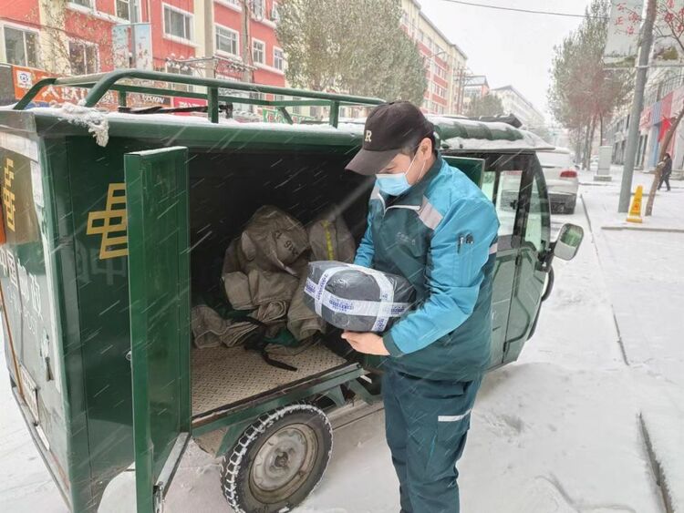 暴雪+“雙11”冰火兩重天 郵政小哥頂住了！