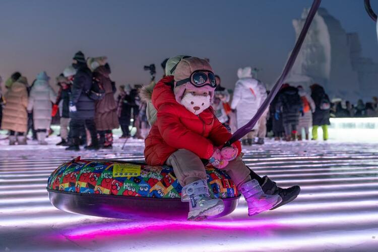 共赴“冰雪盛宴”！哈爾濱冰雪大世界正式開園