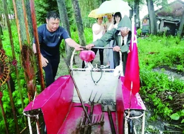 密山83歲老人劉仕德：義務鋪路47載