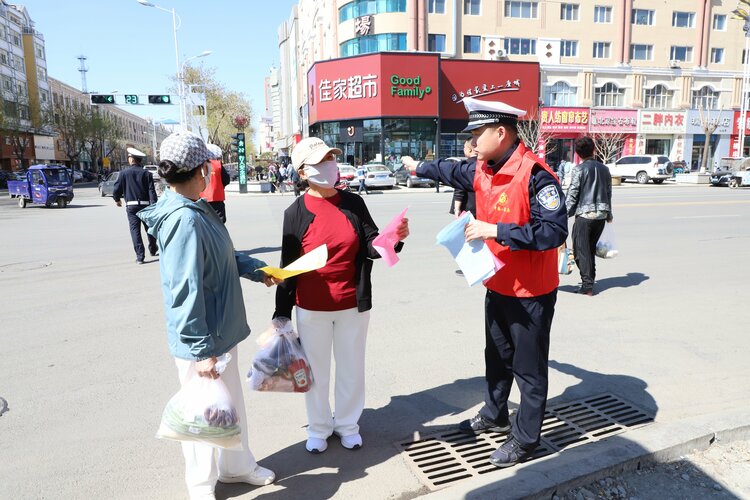 黑龍江省佳木斯市湯原縣開展“4·26文明奉獻日” 志願服務活動_fororder_交警對過往群眾進行交通安全提示_proc