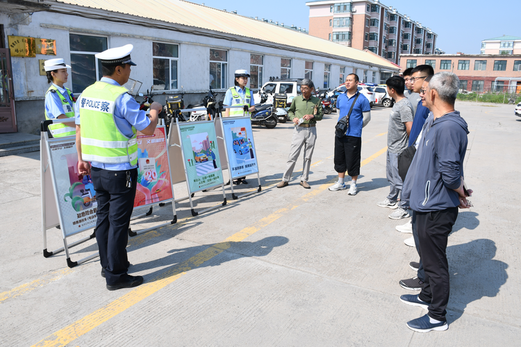 黑龍江省牡丹江穆棱市交警深入轄區駕校開展交通安全宣傳活動_fororder_圖片1