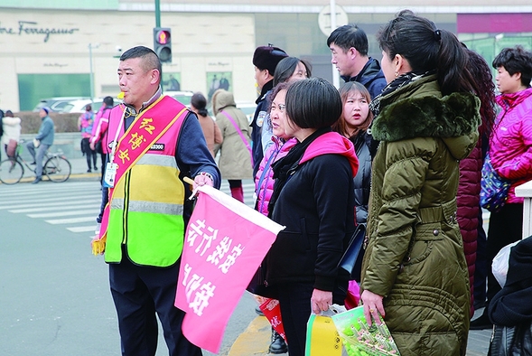 冰城300名駕校教練上崗規範行人過馬路