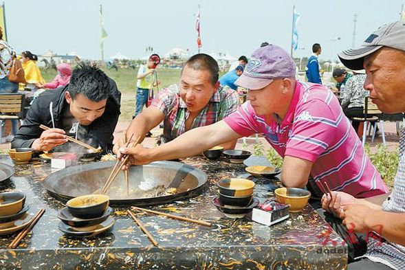 阿木塔“百口大鍋燉湖魚”香引八方客