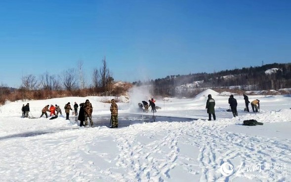 漠河、哈爾濱相繼採冰 龍江“冰雪樂園”陸續開工建設