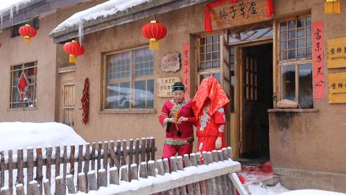 冰天雪地“拜天地” 10對新人在雪鄉成婚