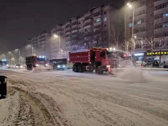 【黑龍江】【供稿】以雪為令 哈爾濱市平房區清雪大軍連夜奮戰清冰雪