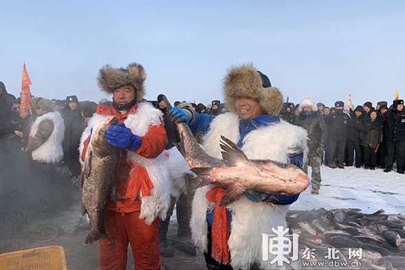 五大連池冬捕節開幕 頭魚獲競拍價10.88萬元