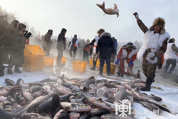 五大連池冬捕節開幕 頭魚獲競拍價10.88萬元