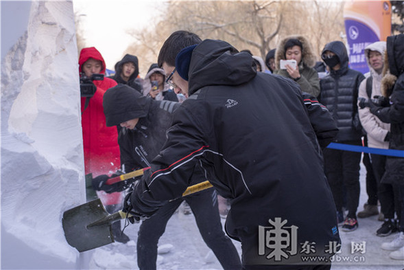 哈工程校園雪雕大賽開鏟 30分鐘速雕引圍觀