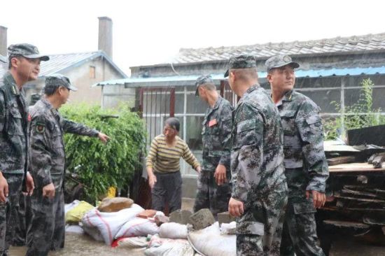 哈爾濱依蘭縣人武部暴雨中幫居民“救災”