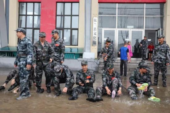 哈爾濱依蘭縣人武部暴雨中幫居民“救災”