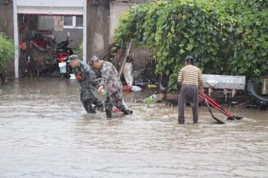 哈爾濱依蘭縣人武部暴雨中幫居民“救災”