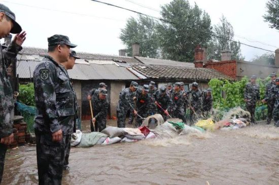 哈爾濱依蘭縣人武部暴雨中幫居民“救災”