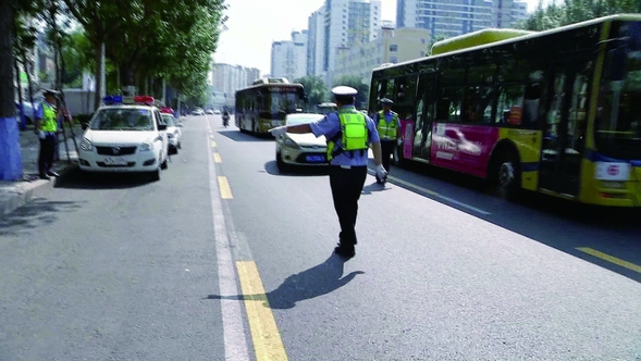 交警嚴查“霸佔”公交專用道