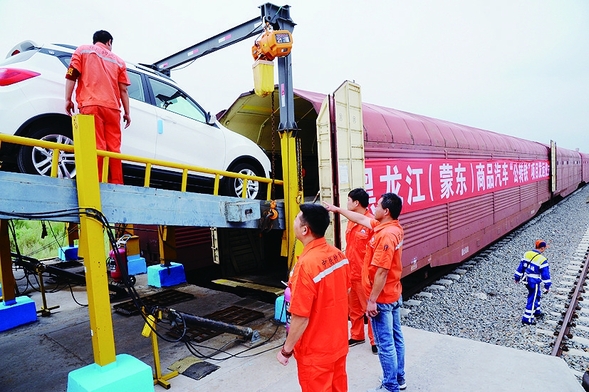 哈爾濱鐵路部門開行首趟商品汽車“公轉鐵”貨運班列