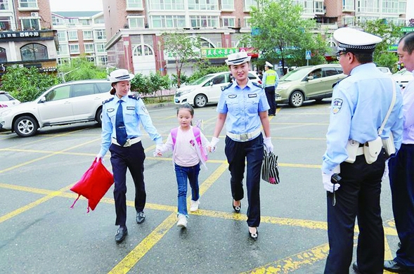 交警進校園為學生送“安全”