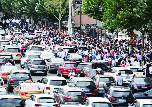 開學首日 冰城主幹街路交通壓力大