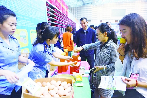 佳木斯市工商幹部為貧困戶賣農産品