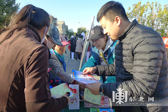 黑河市愛輝區多部門聯合開展“全國扶貧日”宣傳活動