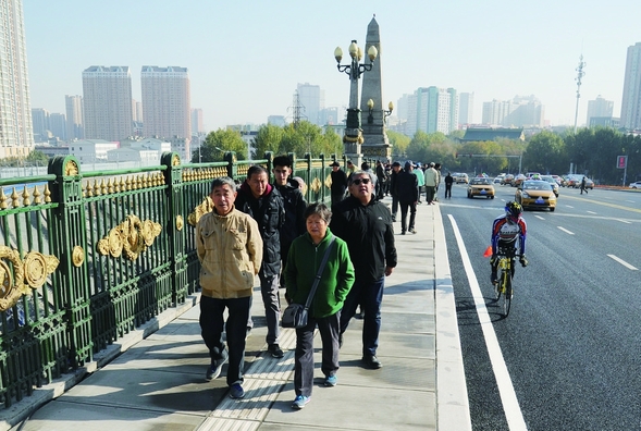 哈爾濱市霽虹橋開通首日橋寬路廣車流順暢