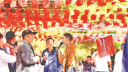 百年老街 國旗飄揚