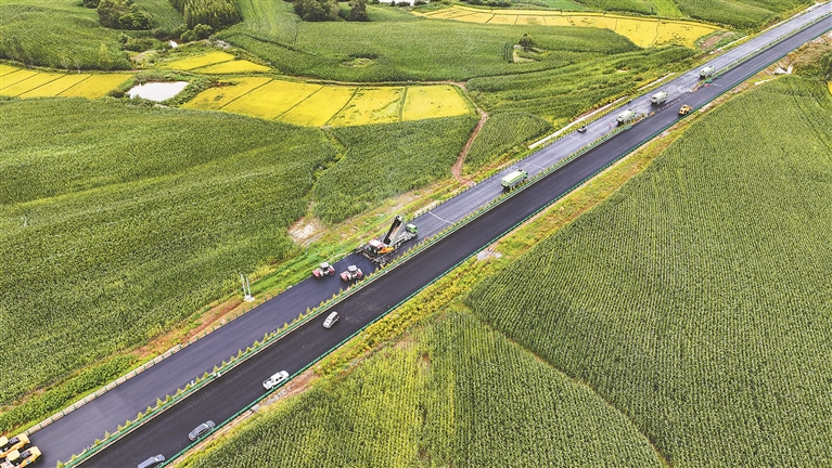 鐵科高速延壽縣至尚志界段主線完成攤鋪