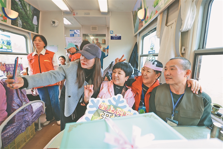 “銀發旅遊列車”拉動消費升級