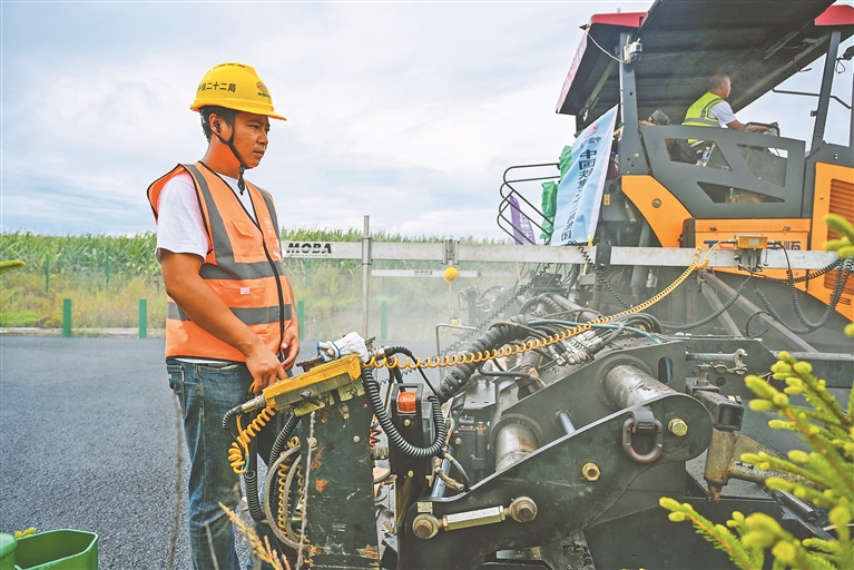 鐵科高速延壽縣至尚志界段主線完成攤鋪