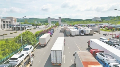 綏芬河公路口岸上半年進出口貨運量再創新高