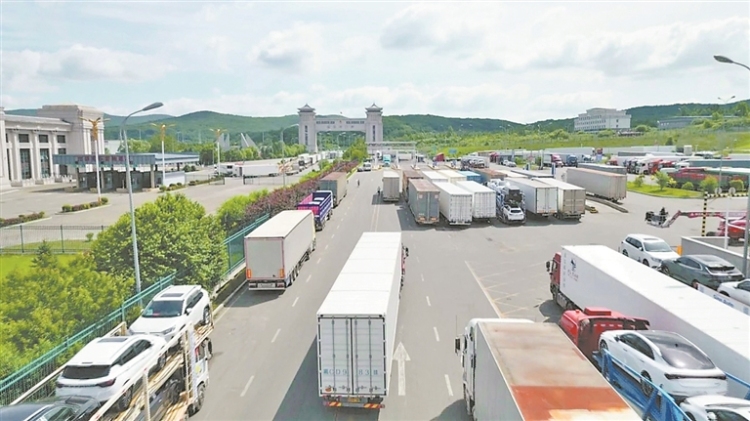 綏芬河公路口岸上半年進出口貨運量再創新高