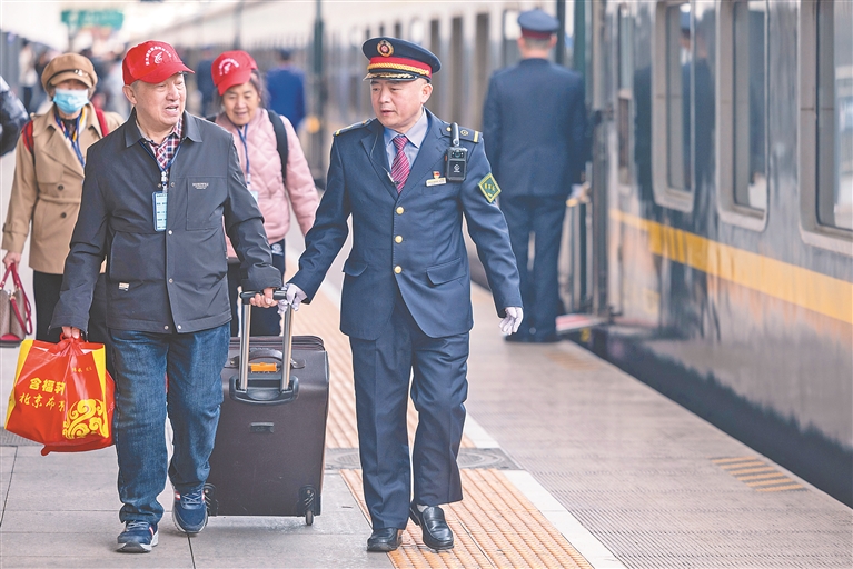 “銀發旅遊列車”拉動消費升級