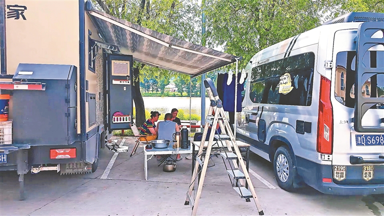 房車營地爆滿 “清涼經濟”持續升溫
