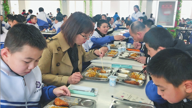 校長試餐陪餐守護學生“舌尖”安全