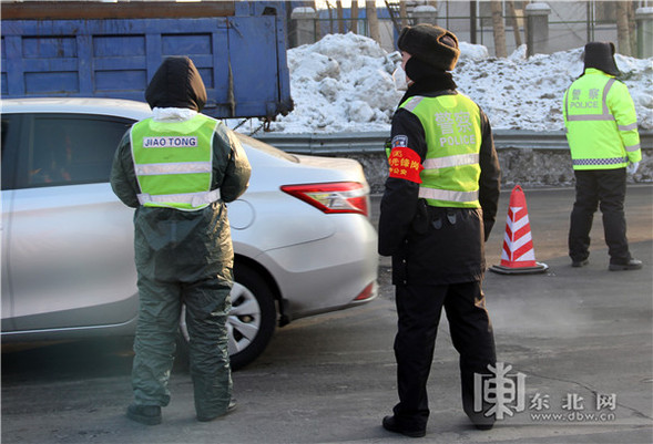 哈爾濱公安堅守入城檢測點：看好一道門，守住一座城