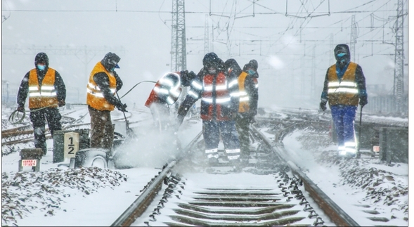 保障鐵路大動脈安全暢通 哈鐵6000人鏖戰強降雪