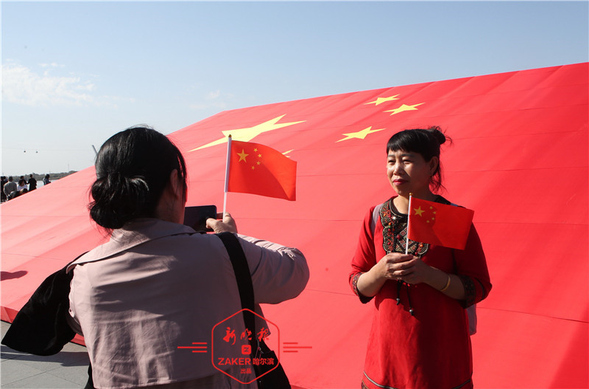 " 我與國旗合張影 " 活動在哈爾濱防洪紀念塔舉辦