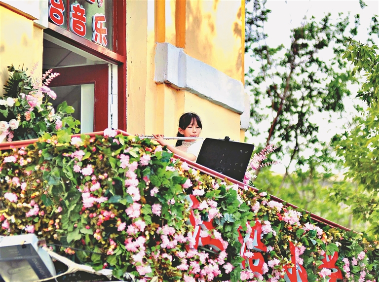 小學生音樂會亮相百年老街