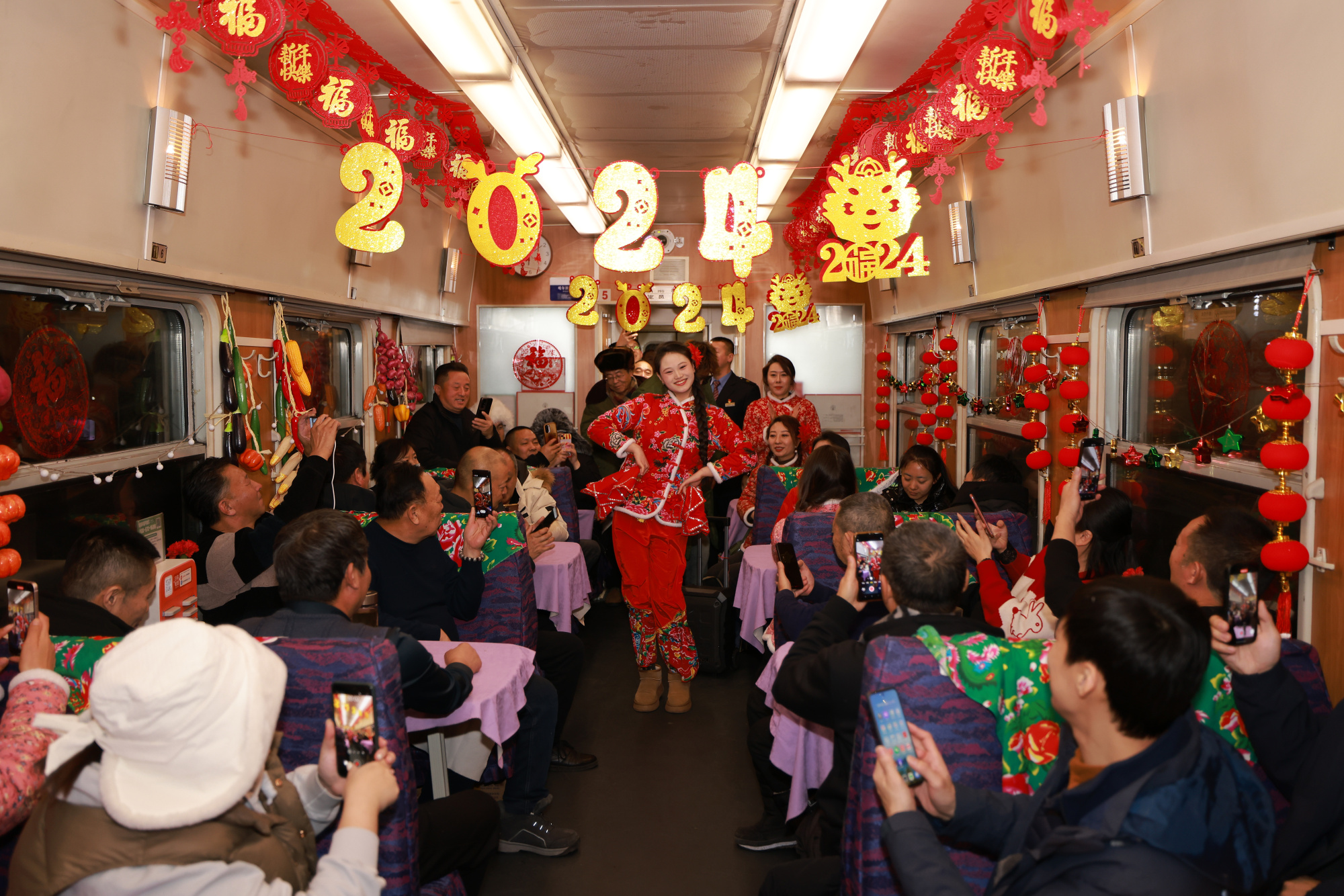 首列東北民俗文化主題列車啟程