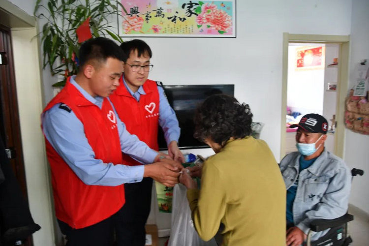 【網絡中國節·端午】穆棱市公安局開展“濃情迎端午 慰問暖人心”走訪慰問活動_fororder_圖片2