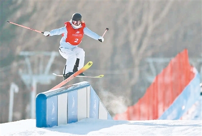 河南選手亞冬會完成歷史性突破 楊如意自由式滑雪女子坡面障礙技巧賽摘銀