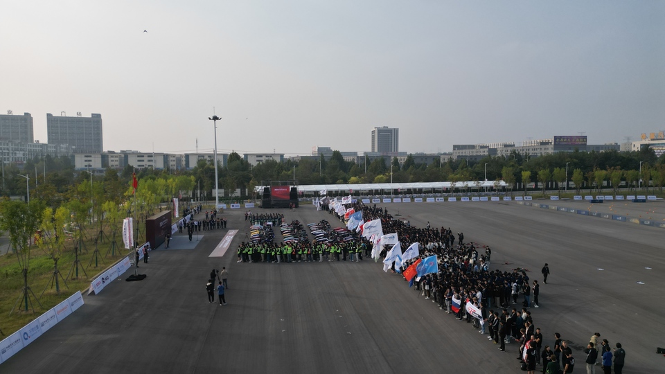 “學生造賽車”競速鄭州 中國大學生方程式汽車大賽首次來豫