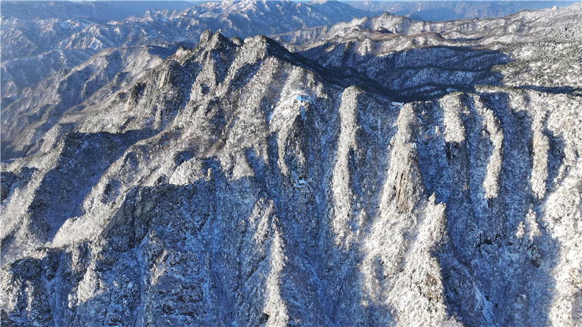 平頂山市魯山縣：初雪雲海成詩畫 堯山盛景醉賞客