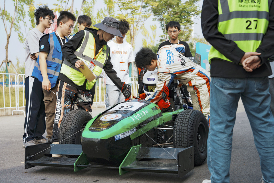 “學生造賽車”競速鄭州 中國大學生方程式汽車大賽首次來豫