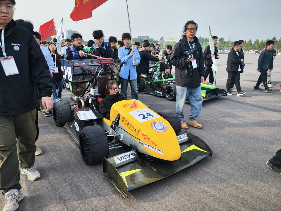 “學生造賽車”競速鄭州 中國大學生方程式汽車大賽首次來豫